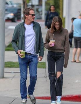 别买炒到七八百的匡威了，现在这款国产“麻将鞋”，连王珞丹都爱