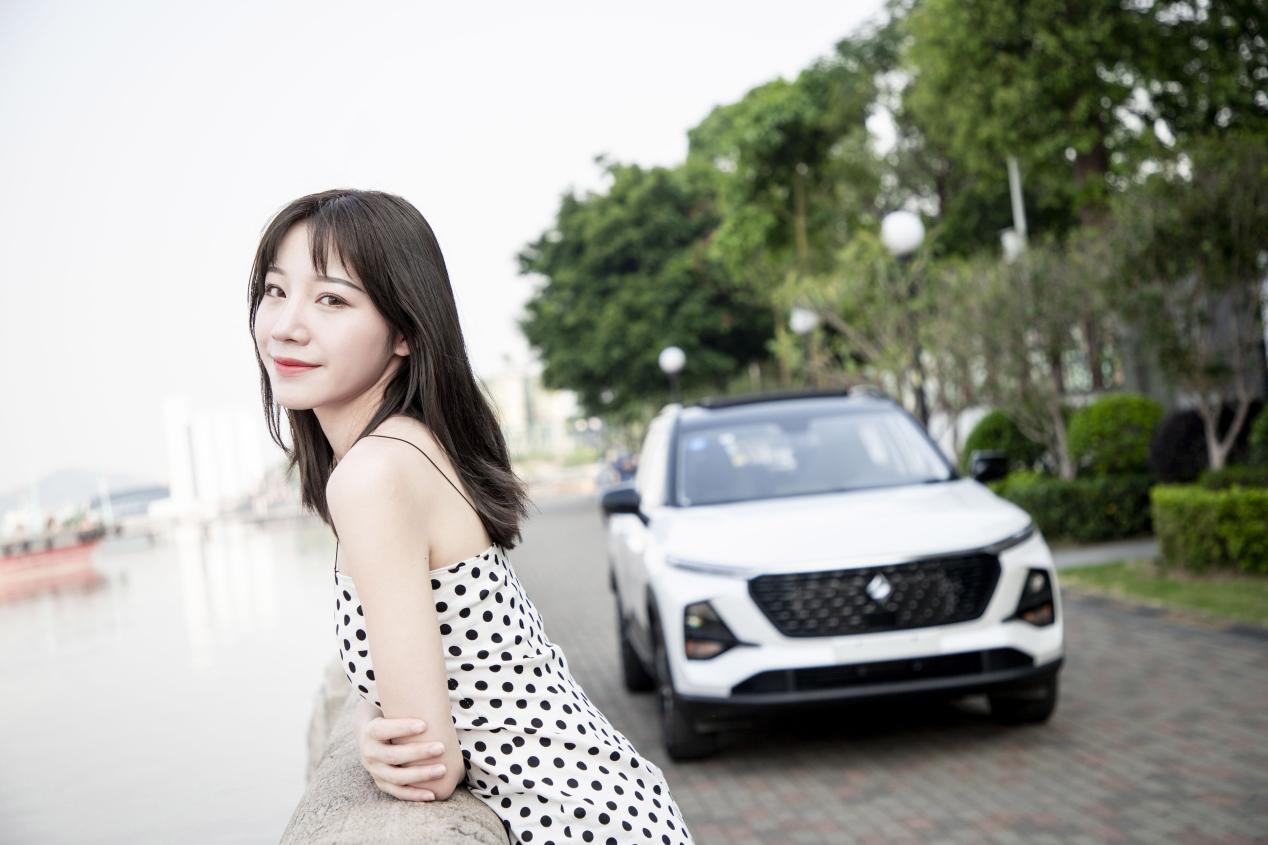 美女淘宝店主当车模,为爱车打CALL,能发微信的RS-3让她时刻在线