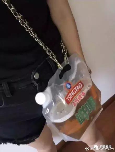 青岛袋装啤酒链条包成最新时尚单品！网友：好想拥有
