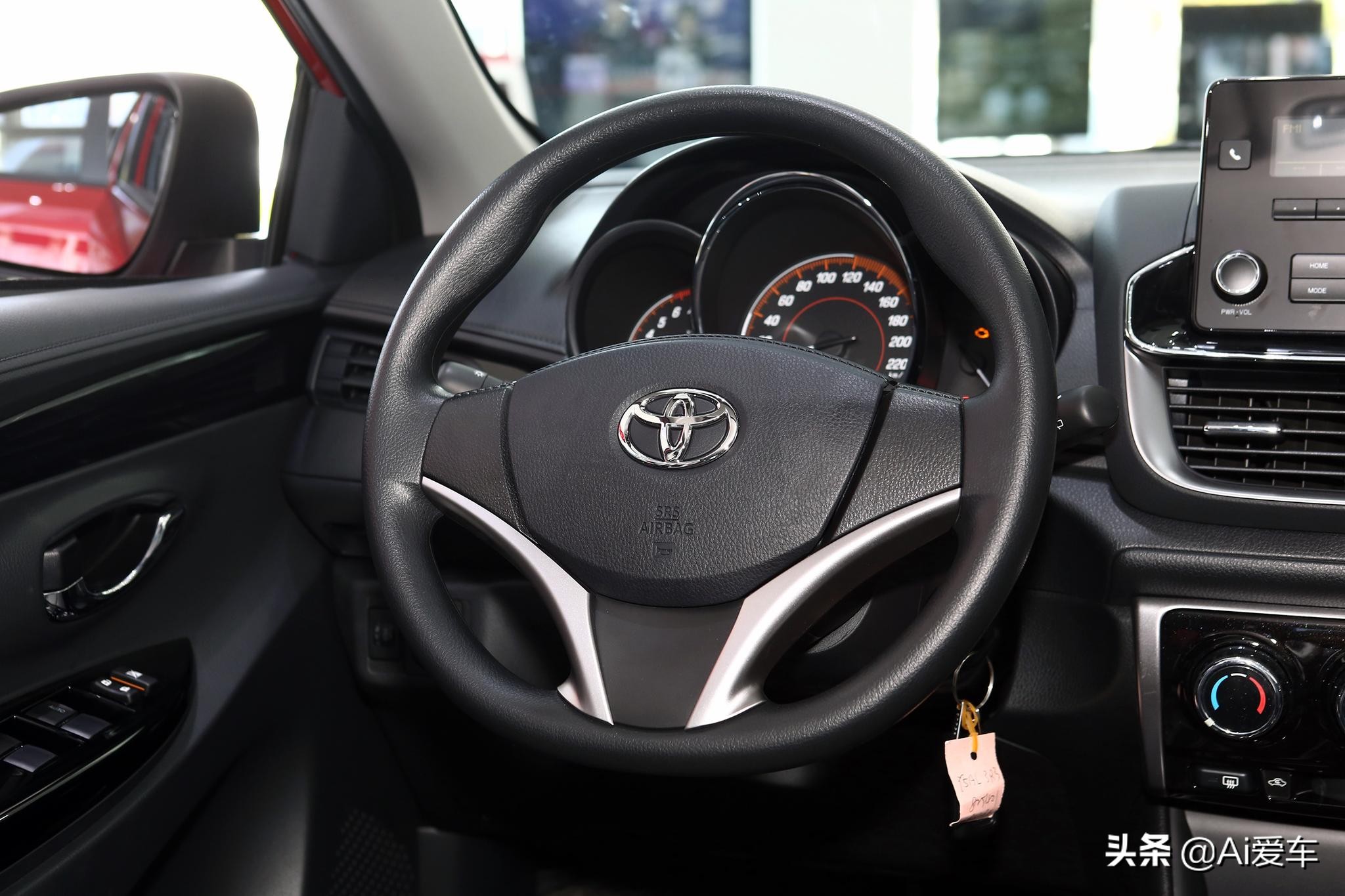 丰田yarisl致炫2015款简介,便宜油耗低的自动挡车