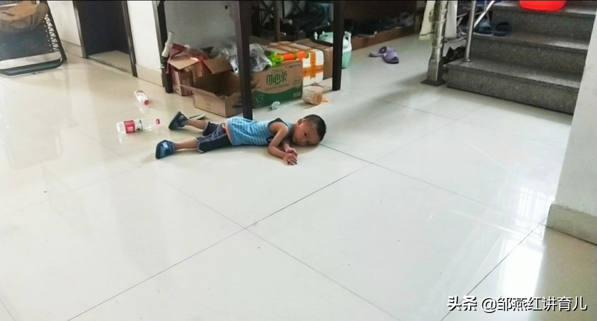 2岁小孩玩手机上瘾怎么解决,2岁孩子玩手机上瘾如何教育