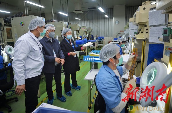 关键时刻奋勇冲上去,关键时刻豁得出冲得上