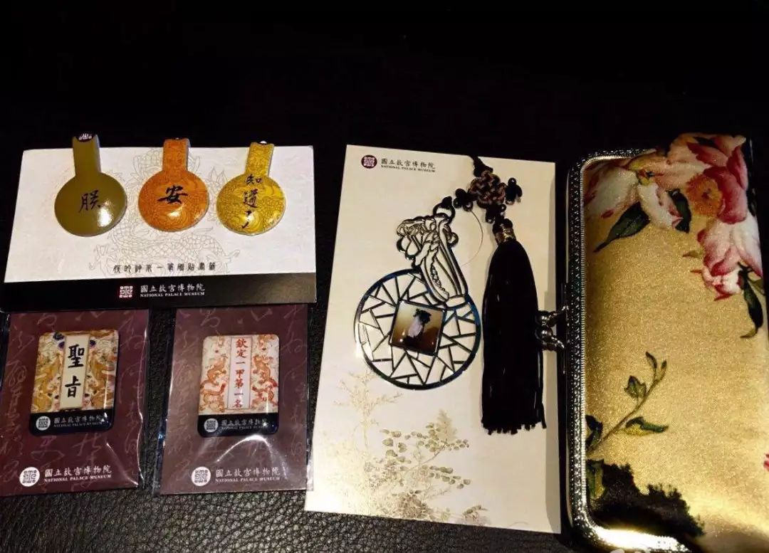 故宫口红枫叶红试色,故宫口红和花西子口红