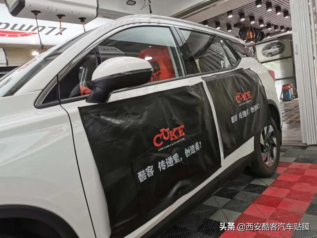 给汽车窗户贴膜怎么贴,汽车贴窗膜注意事项