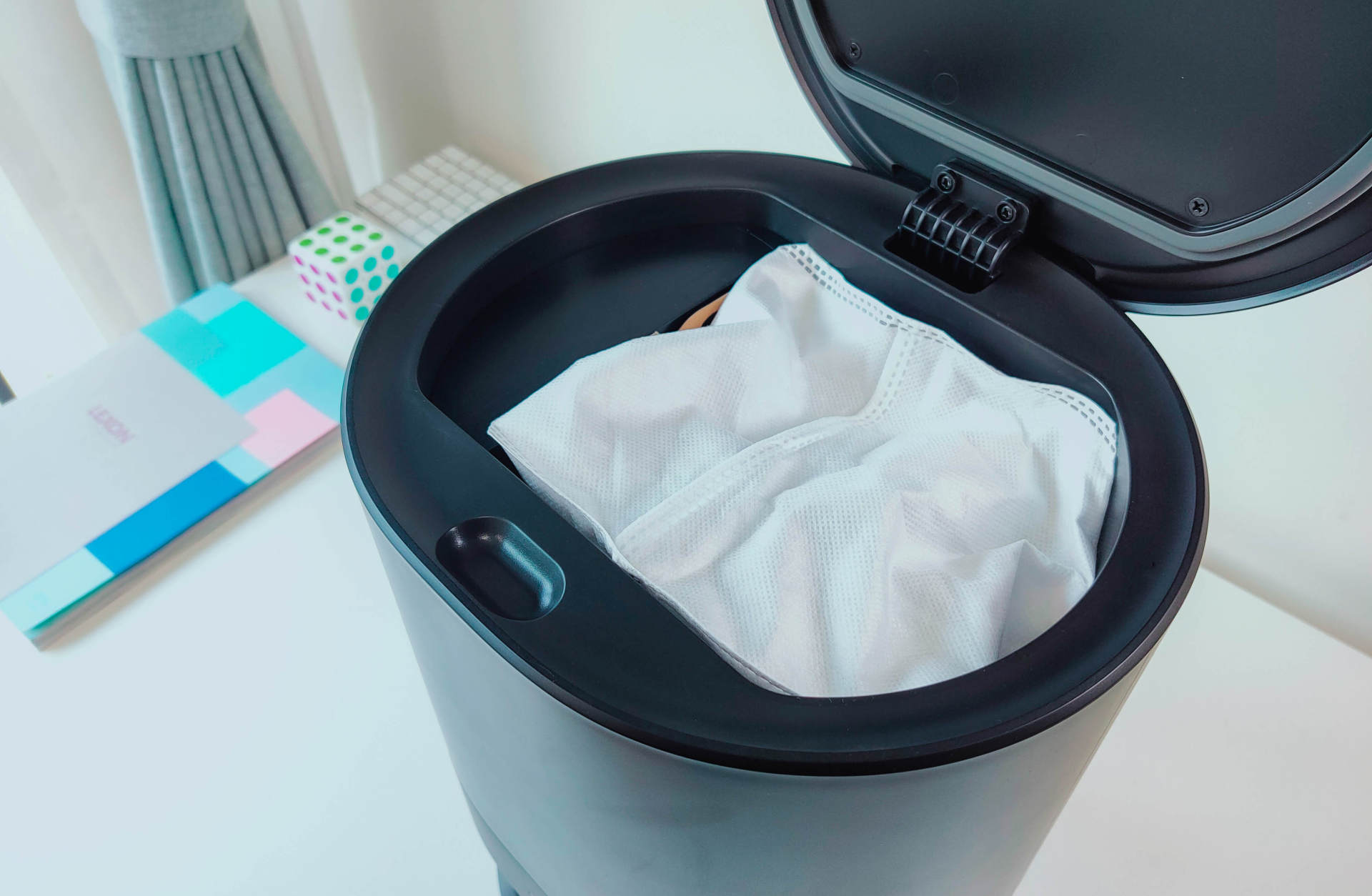 连垃圾都懒得倒，由利扫地机器人评测：垃圾自动收集，一月一次