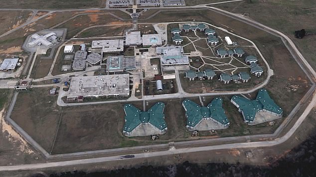 美国女狱警与囚犯的冲突,美国女狱警跟囚犯谈恋爱电影