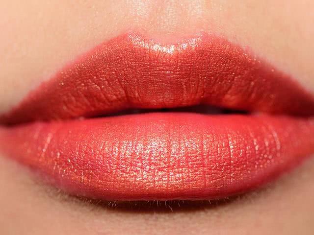 金属质感口红,涂出来是金色的闪耀口红