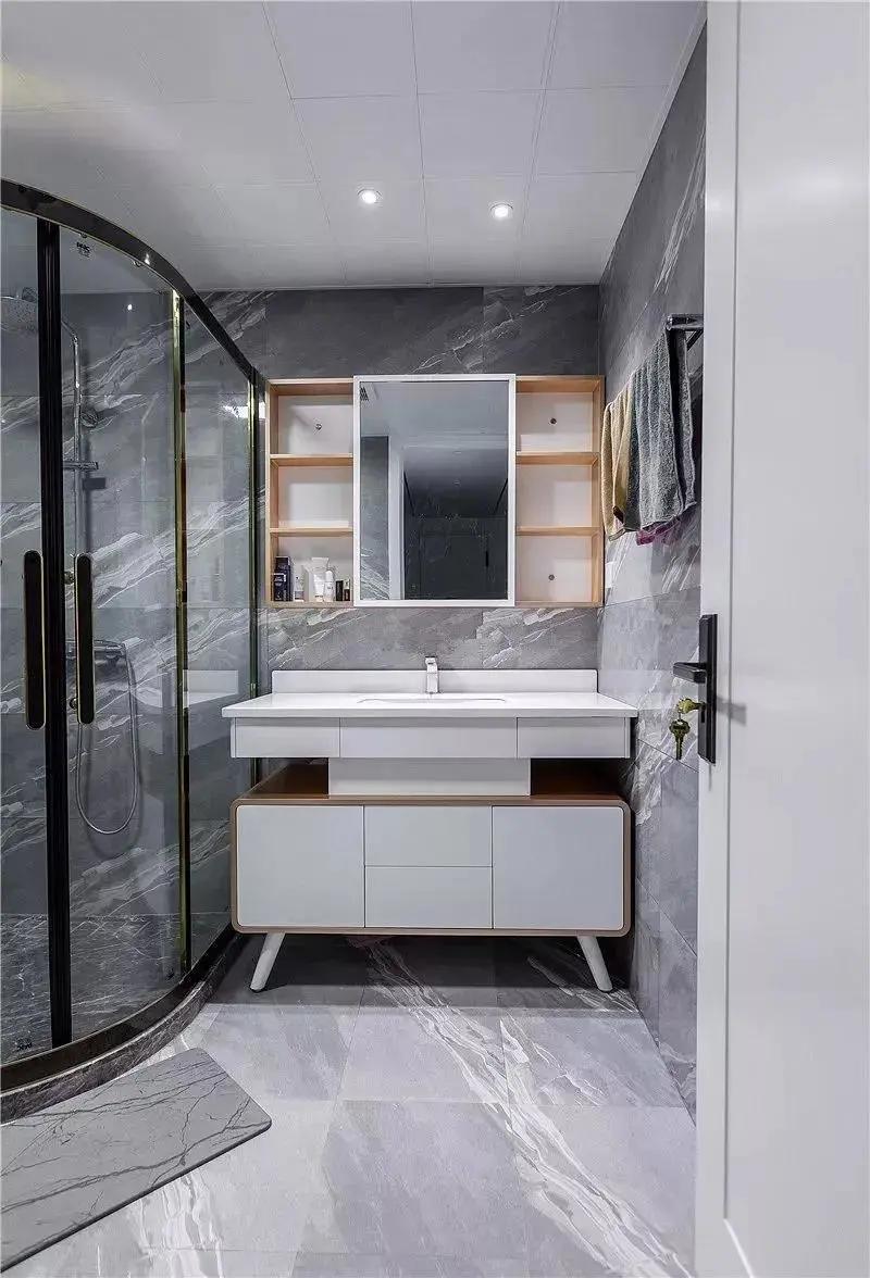 朋友太有远见，卫生间打连体柜放洗手盆马桶中间！能做隔断能储物