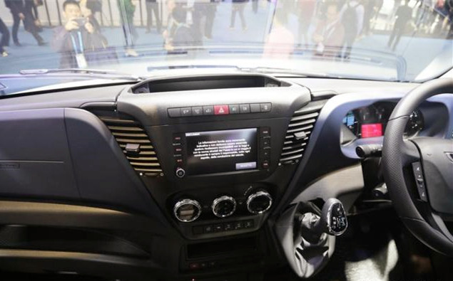 依维柯四驱三把锁越野测试,乌尼莫克和依维柯越野房车