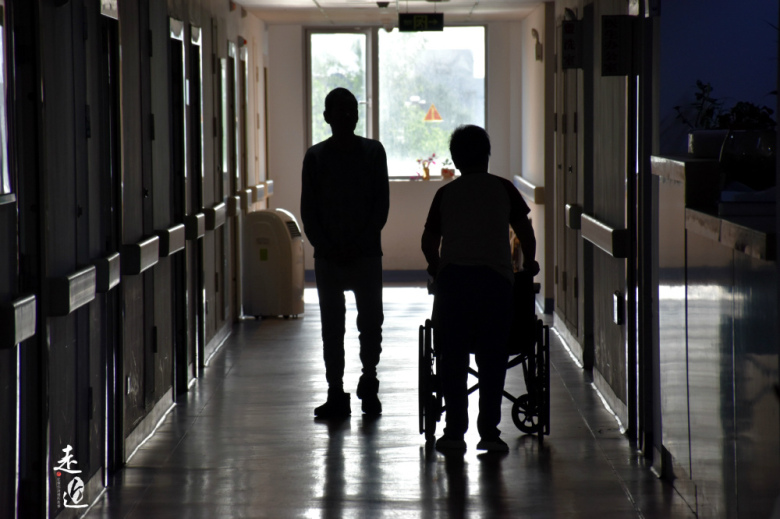 “第一次抠便，我差点吐了”！我和我的三百个爸妈