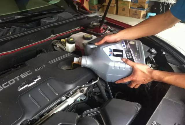 摩托车机油变黑快怎么回事,什么情况下汽车机油会变黑