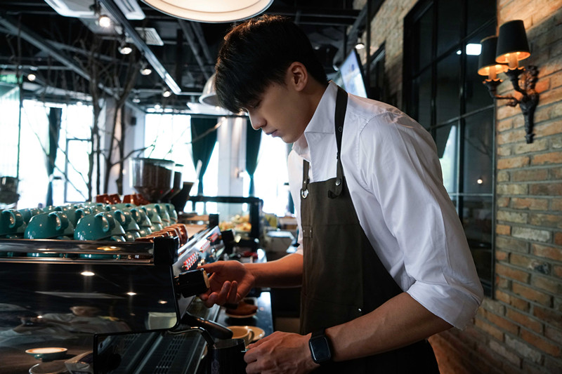 卢东旭受邀担任漫咖啡一日店长,极简白衣尽显撕漫少年特质