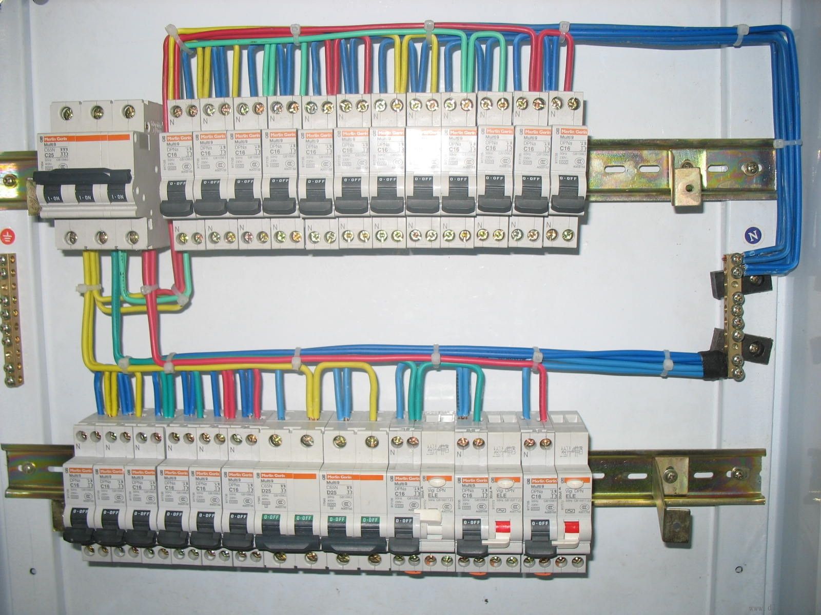 家里空气开关老是跳闸怎么办,空气开关没有跳闸但是断电的原因