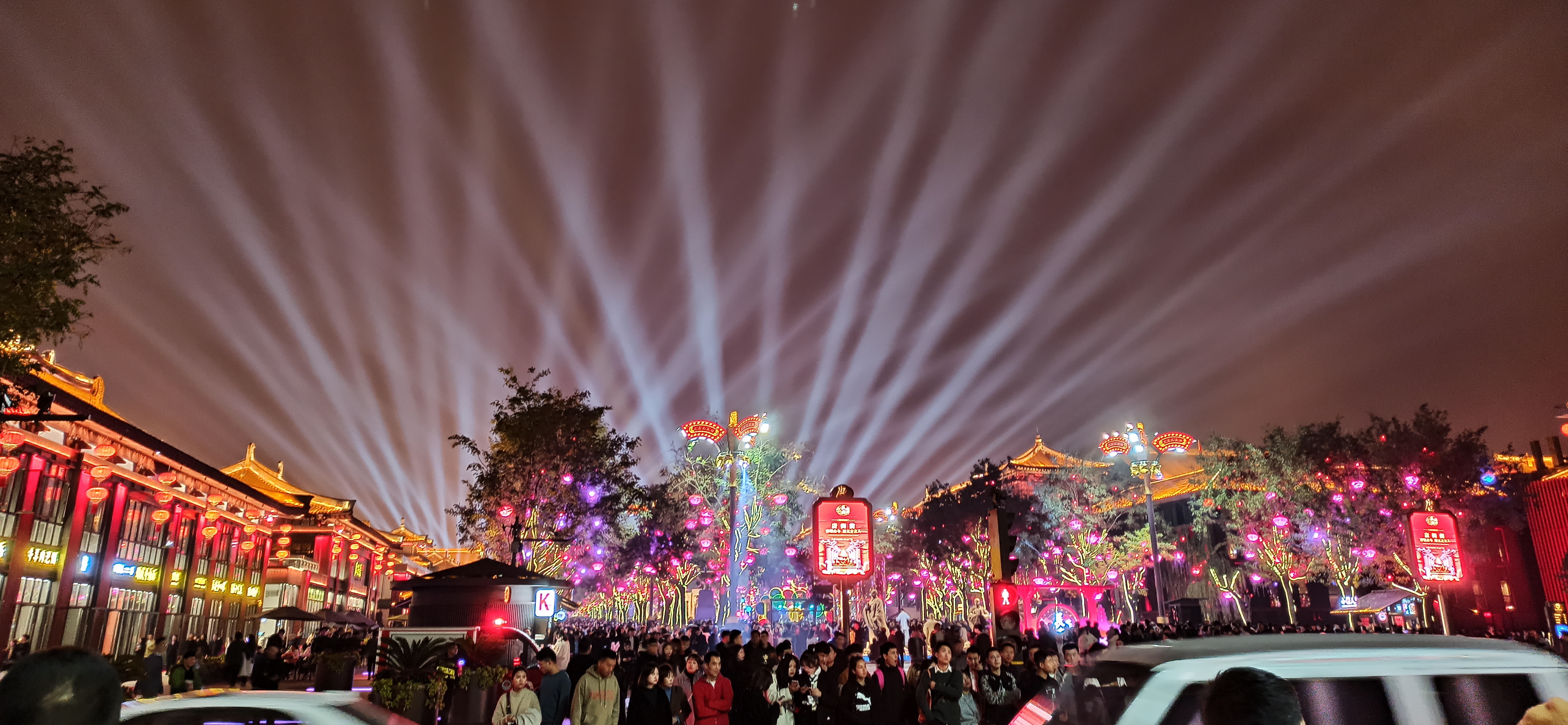 有人在马路上摆小摊,有人在小区里边摆摊