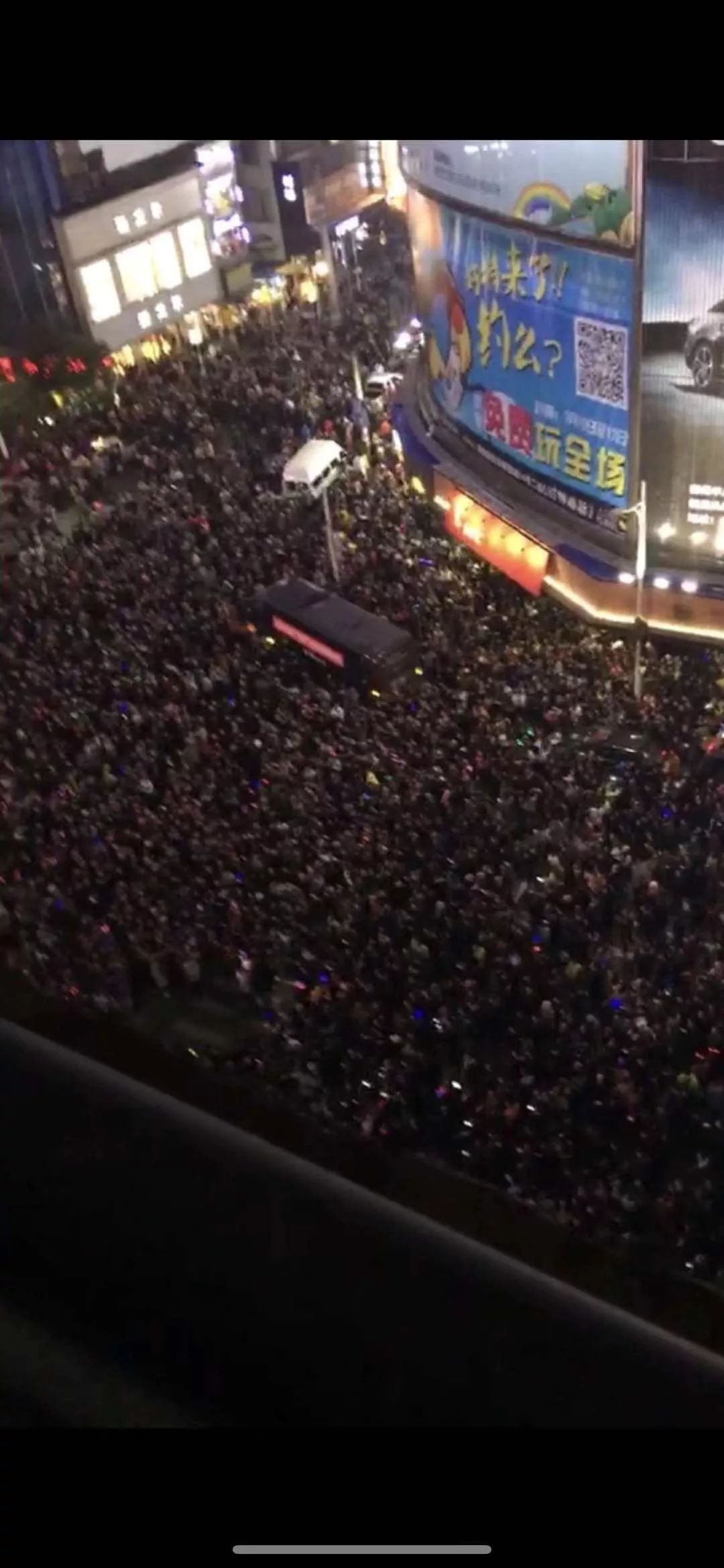 疫情下的县城夜晚照片真实,疫情时期农村的真实生活