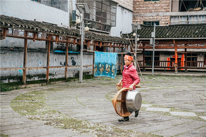 贵州旅游被带去银饰非遗传承馆,贵州千户苗寨银饰一条街