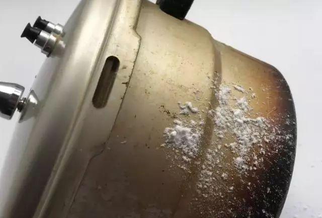 高压锅里面有黑色的污垢怎么办,怎么清理高压锅污垢小妙招