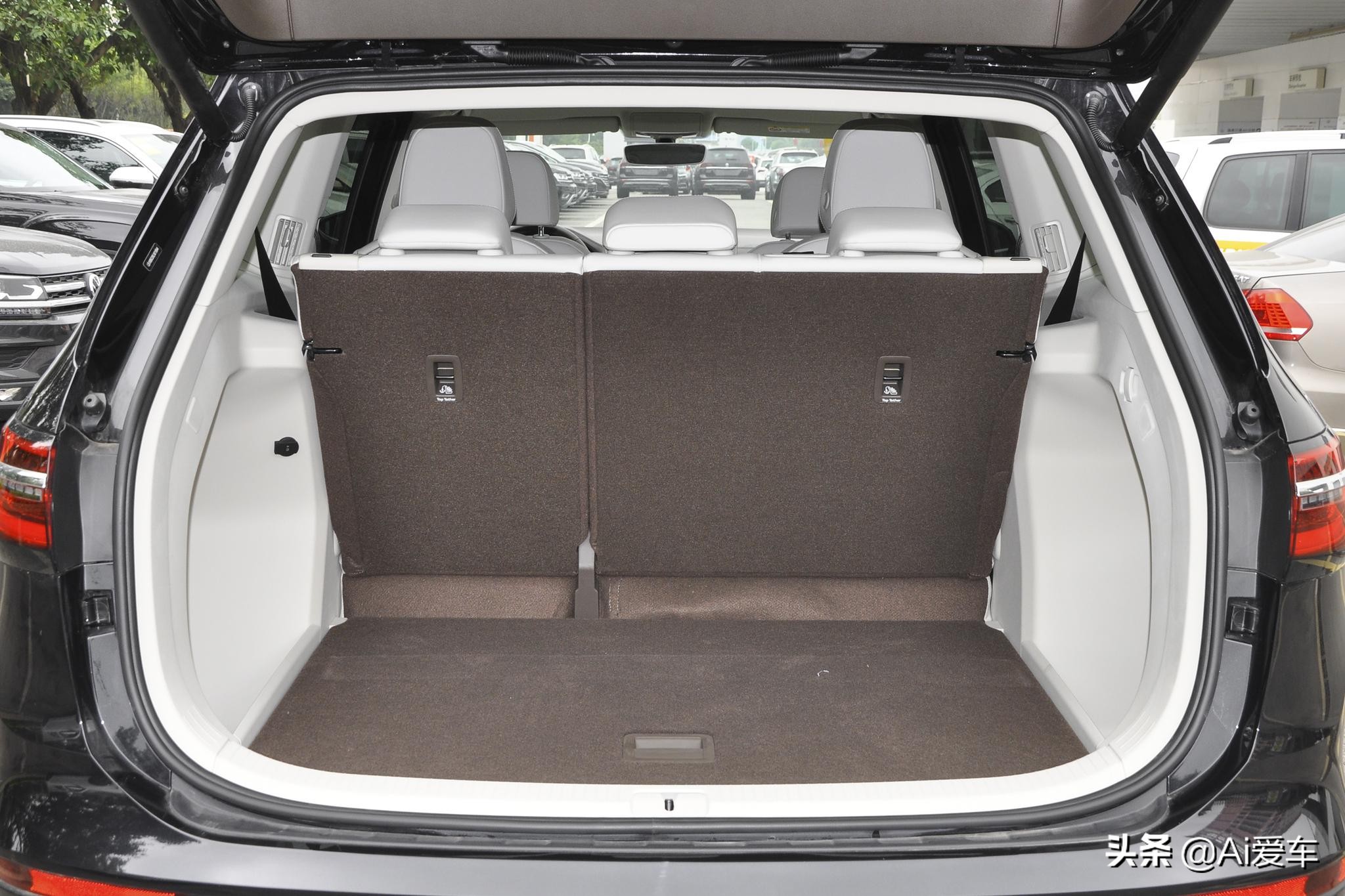 威然mpv商务车7座优缺点,大众威然四座mpv测试