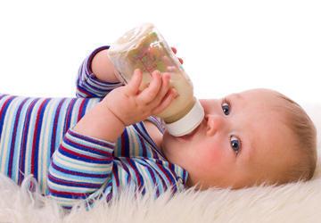 如何正确喂新生儿,怎么喂养新生儿姿势图片