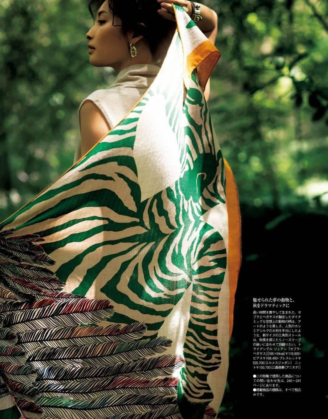 当第一阵秋风吹起，懂得用好丝巾的女人，怎么看都有“高级感”