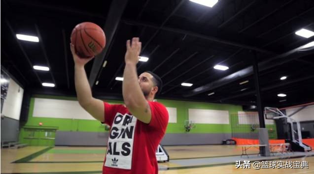 如何防住高个子的三步上篮,小个子好用的过人连招