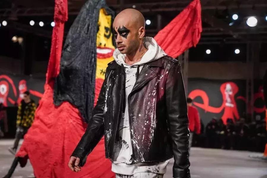 旧风格服装,穿上一件风格不同于以往的衣服