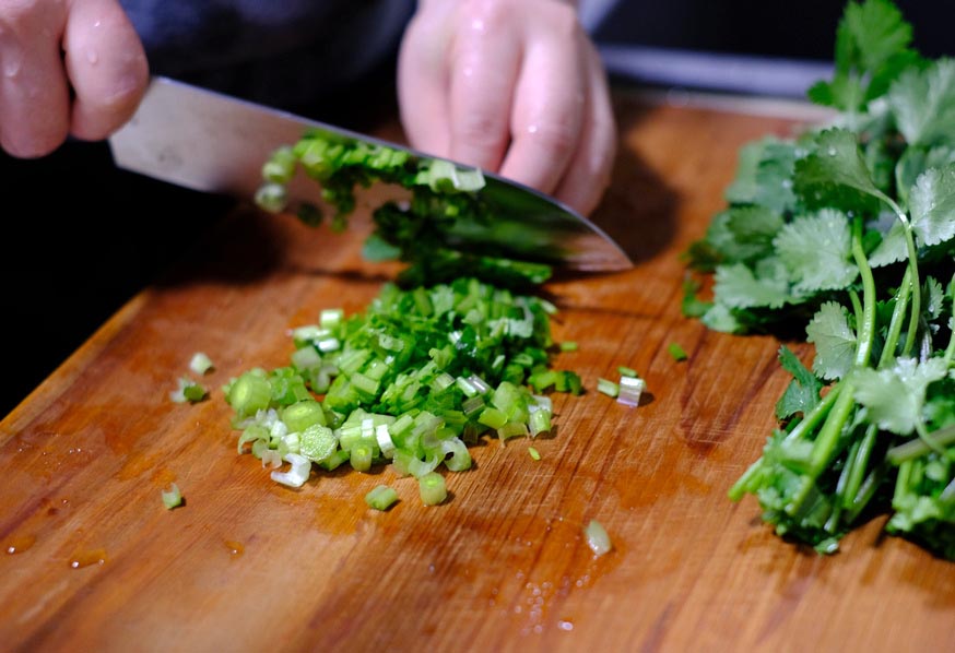 川菜大师教的葱香牛肉面，香辣过瘾，比麻辣小面更好吃