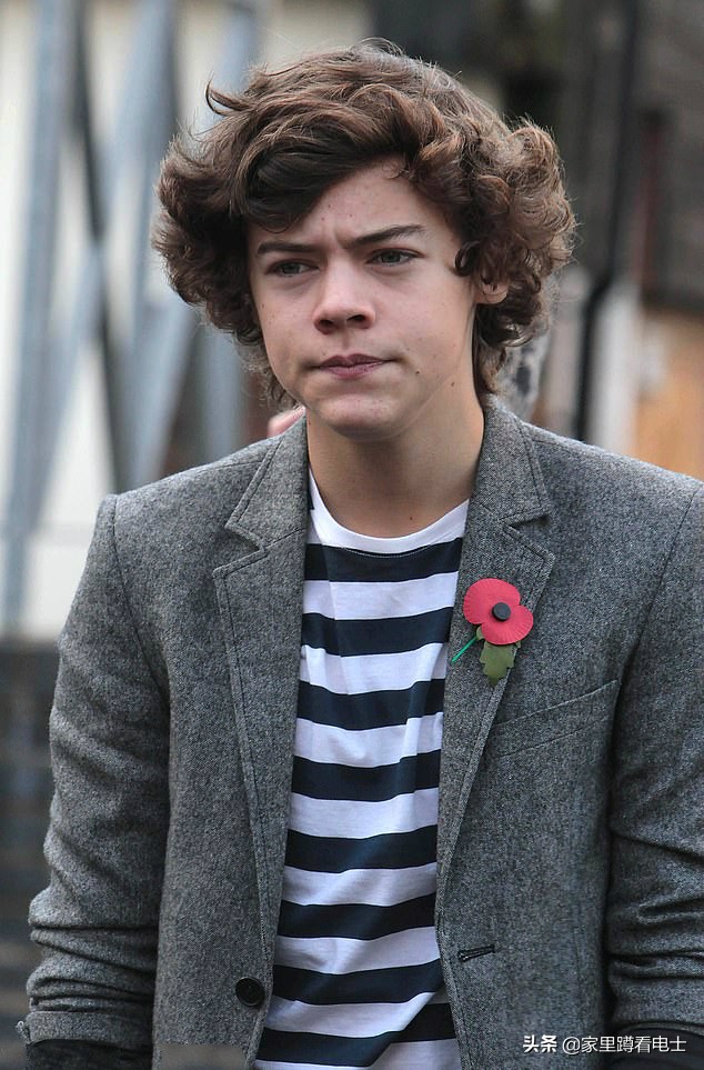 论发型的重要性：英国男偶像短发配刘海，从男神变“流浪汉”？