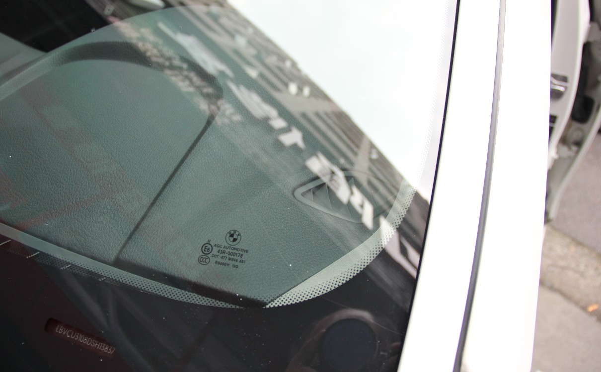 汽车玻璃修复原理方法及注意事项,汽车玻璃被石子磕了个坑怎么修复