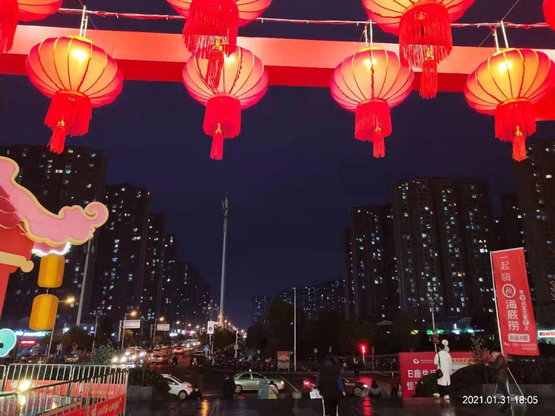 一路之隔繁华程度不一样,一路之隔和万人空巷的区别