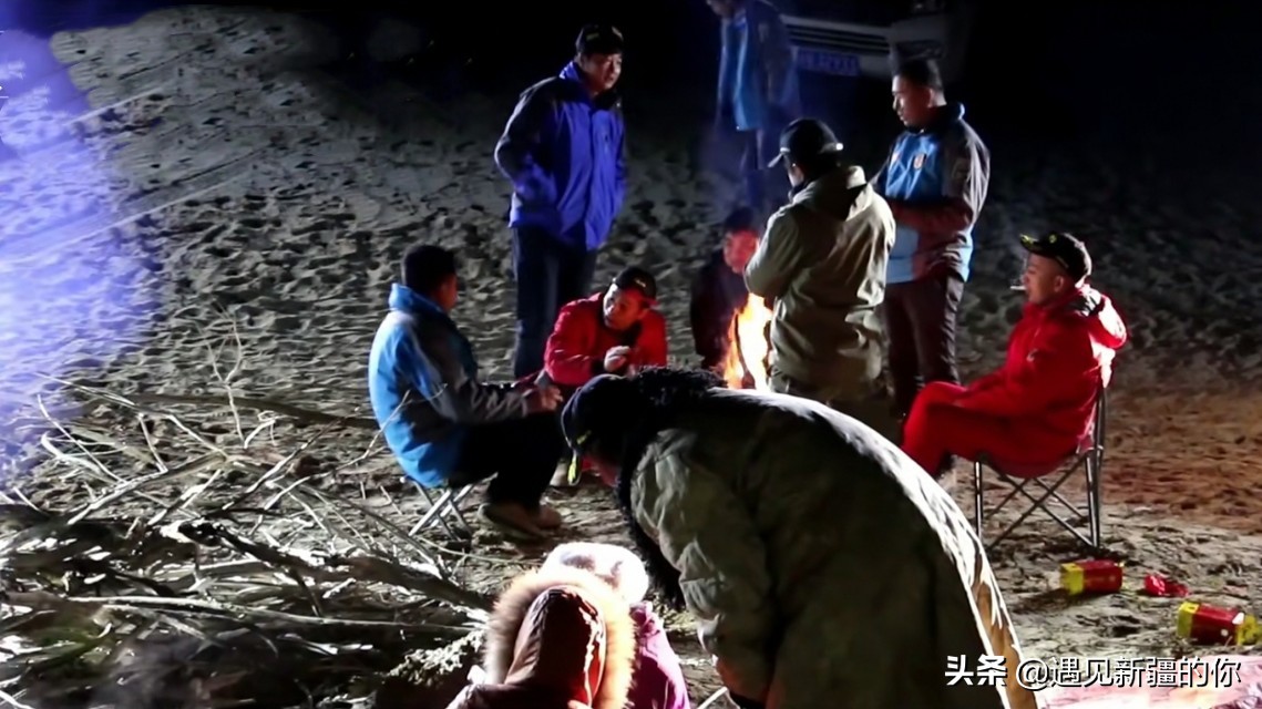 塔克拉玛干沙漠篝火晚会,六轮越野车穿越无人区