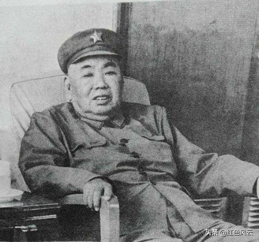 85年*小平邓**来南京看望*世友许**，*世友许**快步相迎，认真敬了一个军礼