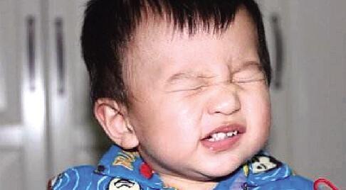 孩子总是撅嘴挤眼是怎么回事,小孩子总是挤眼皱鼻子怎么改善