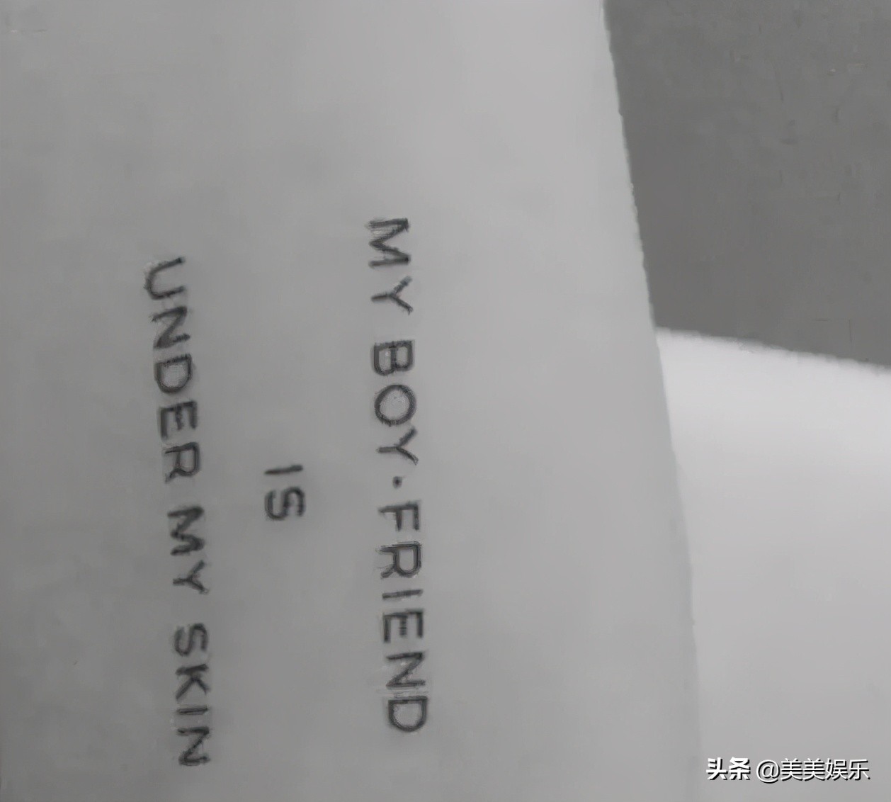 又一超模恋情曝光，和男模车内热吻，男方前女友个个是女神