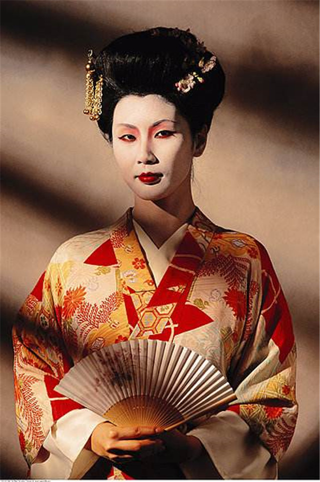 从纳凉工具到 “贵族标配”，日本折扇展示出哪些文化特色？