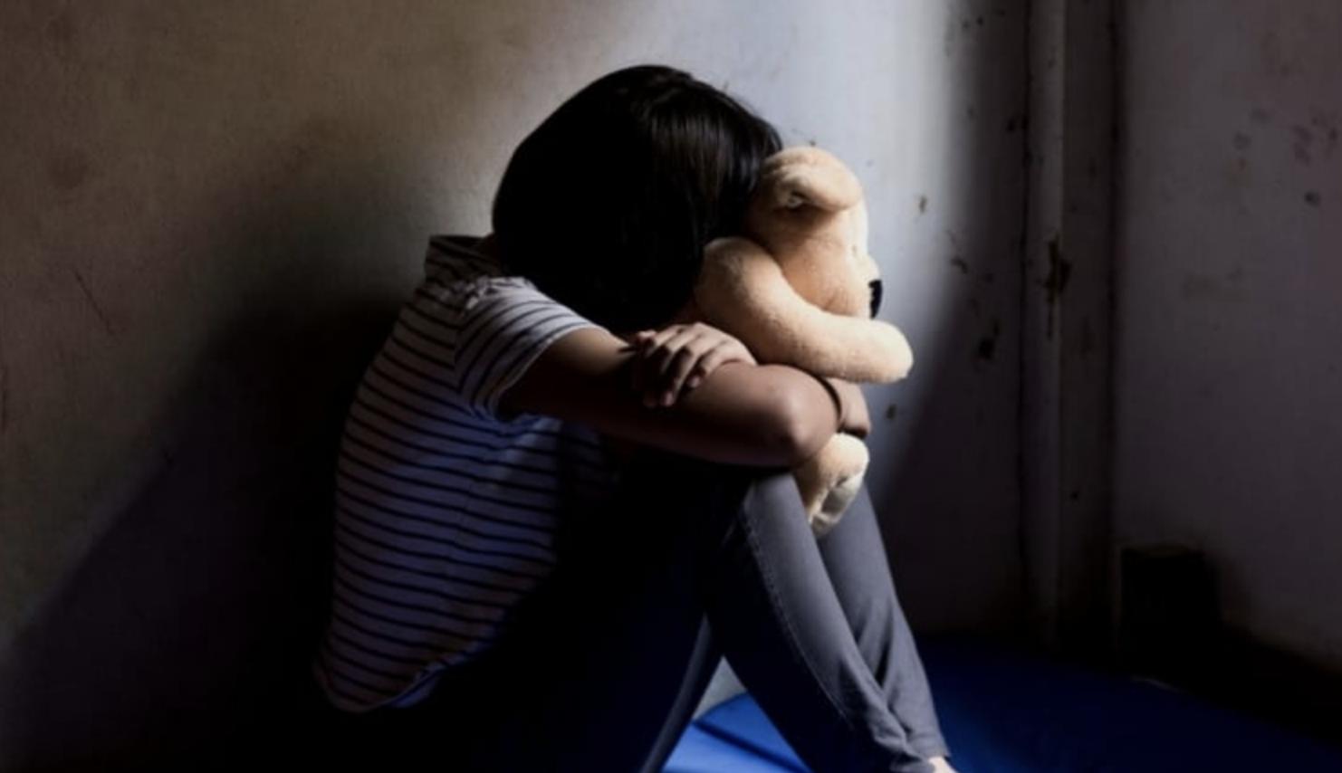 YouTube网红背后:强迫儿童冰水浴、往儿童大腿之间喷胡椒喷雾