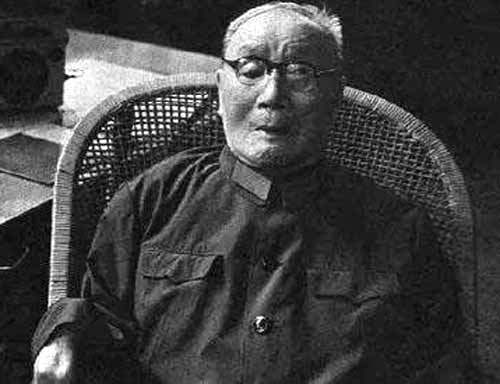 *伯承刘**与陈毅一起散步，陈毅累得气喘吁吁，叫苦不迭