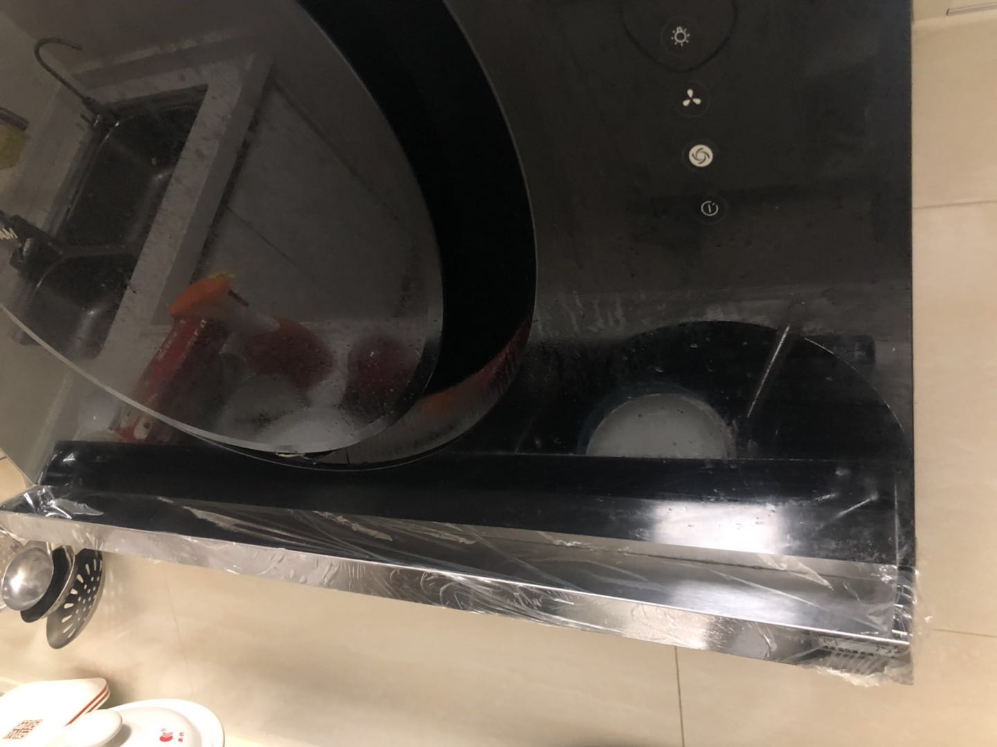 油烟机下面接油的槽能垫保鲜膜吗,油烟机上的油盒可以铺上保鲜膜吗