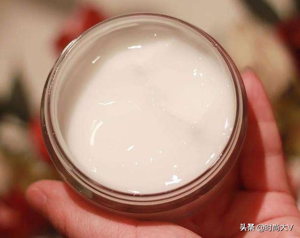 女人擦乳霜手法,乳液是直接抹还是在手上搓热