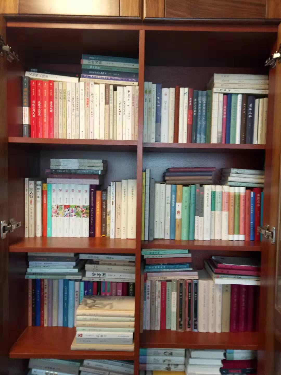 买书哪个出版社是正版,买书是看作者还是出版社