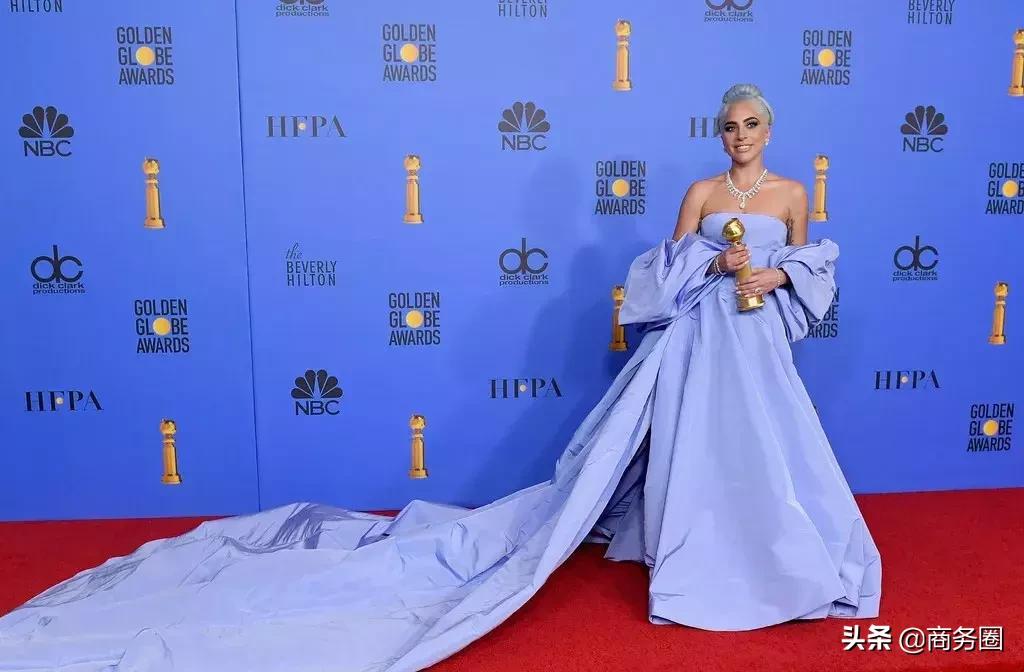 ladygaga安妮海瑟薇,安妮海瑟薇prada红毯