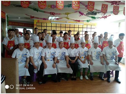 做小吃加盟好还是自己开店好,餐饮小吃创业加盟哪里学正宗