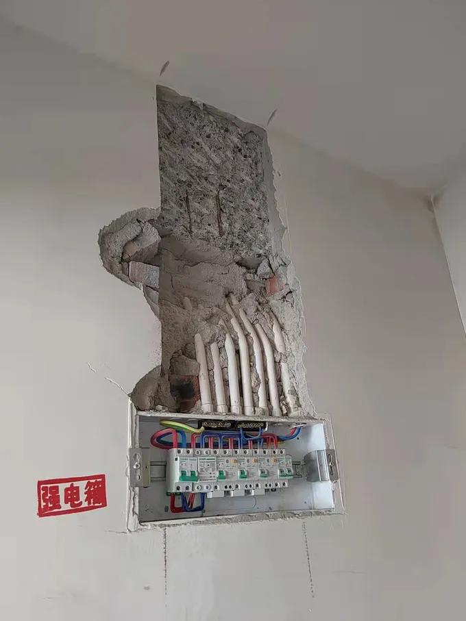 邻居装修打穿楼板业主索赔被拒,楼板打穿物业公司有责任吗