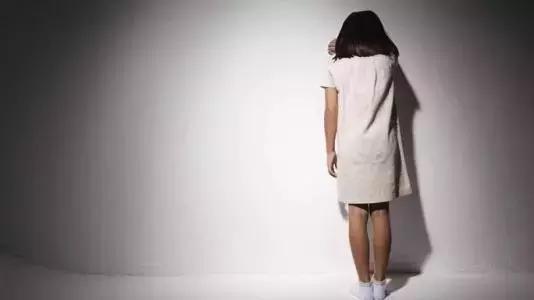 12岁孩子自卑爱哭心理脆弱想自残,8岁自残孩子心理