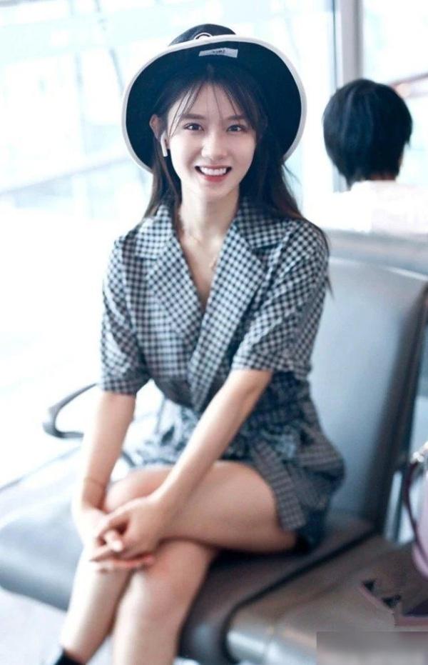 陈意涵超深v吊带长裙,陈意涵机场穿牛仔衣