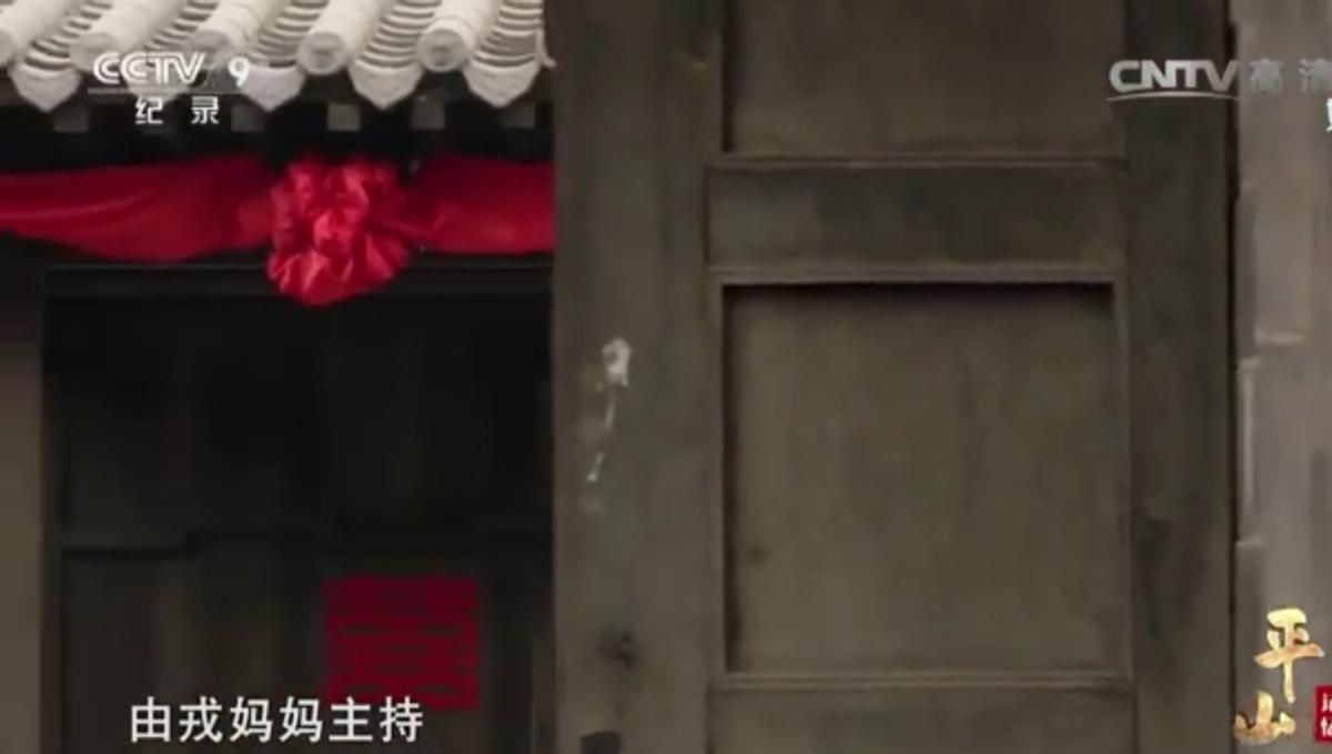 养父去世后36岁女孩寻亲,女子整理父亲遗物发现一封血书