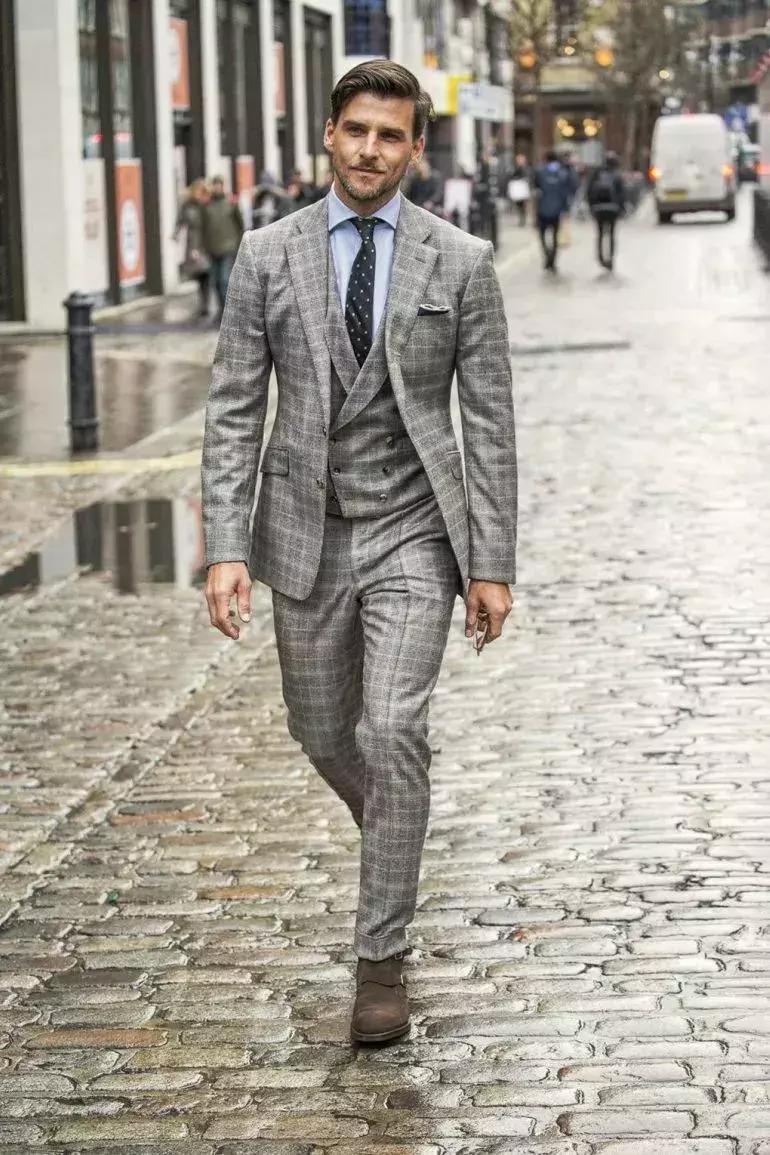 看惯了普通穿搭,字母西装和纯色西装哪个洋气减龄