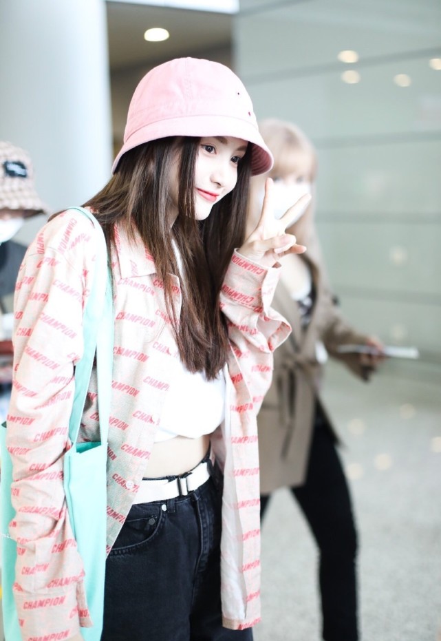 林小宅机场造型图片,林小宅现身公主裙