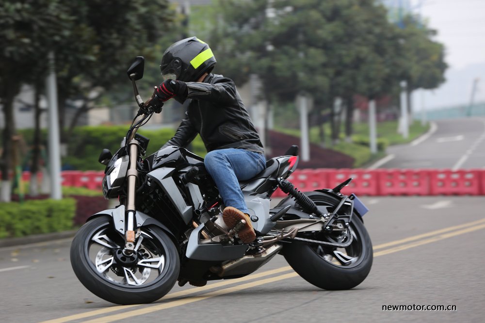 升仕310V试驾/多图:舒适好骑的运动太子车,标配ABS,全LED灯具