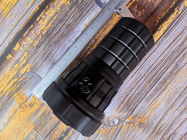 自从拍完这个手电之后,公园里人少了好多